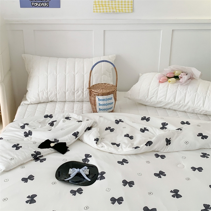 91家纺网 家纺一手货源 找家纺 昔可家纺 2023新款花边款云柔针织大豆夏被 小熊蝴蝶结黑