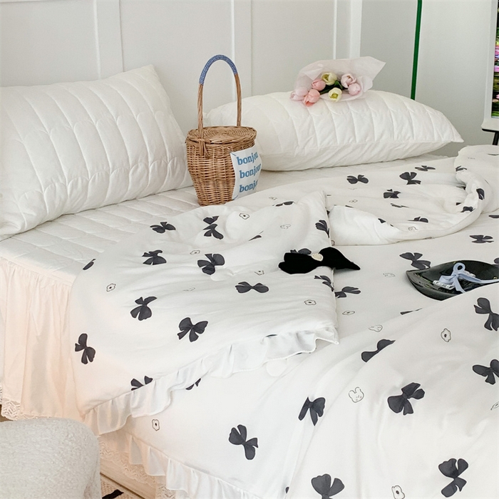 91家纺网 家纺一手货源 找家纺 昔可家纺 2023新款花边款云柔针织大豆夏被 小熊蝴蝶结黑