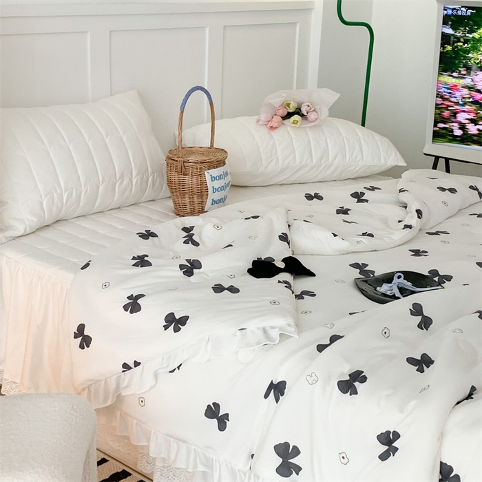 91家纺网 家纺一手货源 找家纺 昔可家纺 2023新款花边款云柔针织大豆夏被 小熊蝴蝶结黑