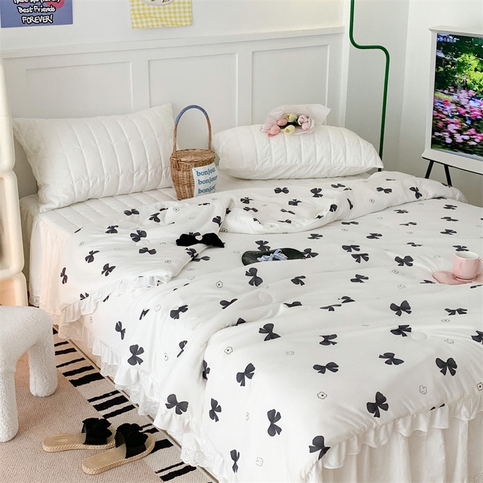 91家纺网 家纺一手货源 找家纺 昔可家纺 2023新款花边款云柔针织大豆夏被 小熊蝴蝶结黑