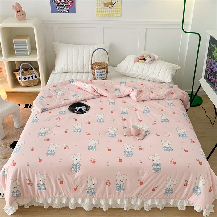 91家纺网 家纺一手货源 找家纺 昔可家纺 2023新款花边款云柔针织大豆夏被 樱桃兔几