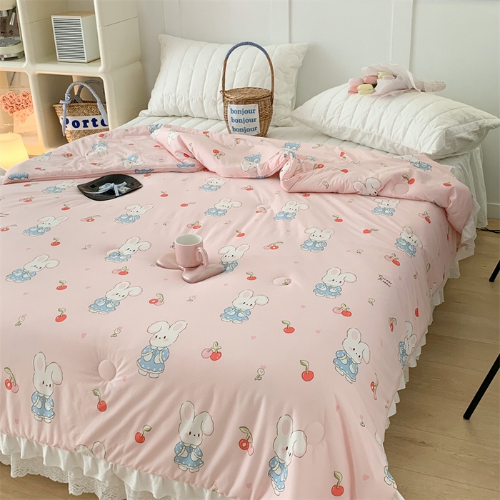 91家纺网 家纺一手货源 找家纺 昔可家纺 2023新款花边款云柔针织大豆夏被 樱桃兔几