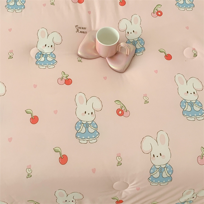 91家纺网 家纺一手货源 找家纺 昔可家纺 2023新款花边款云柔针织大豆夏被 樱桃兔几