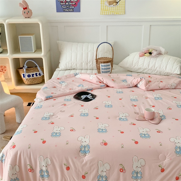 91家纺网 家纺一手货源 找家纺 昔可家纺 2023新款花边款云柔针织大豆夏被 樱桃兔几