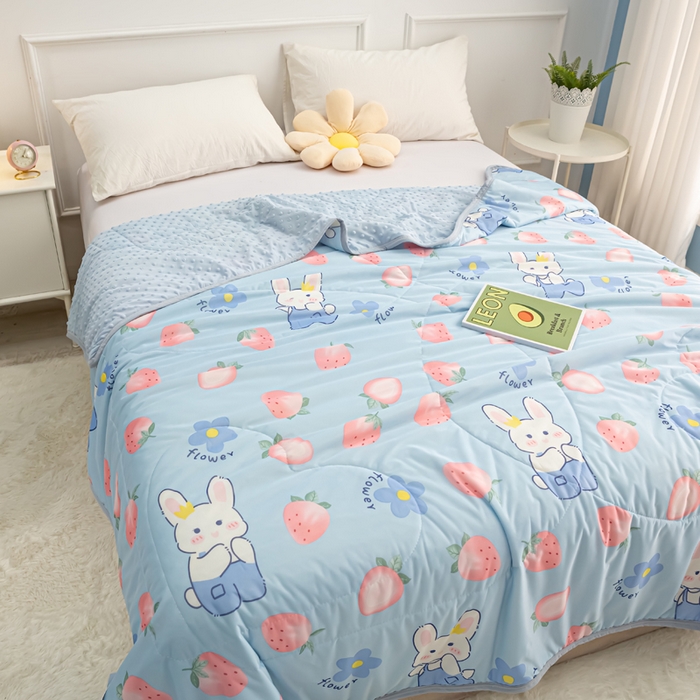 91家纺网 家纺一手货源 找家纺 云家 2023新款豆豆被空调被薄被子夏凉被夏季单人学生宿舍夏被可机洗 凉感丝草莓小兔蓝