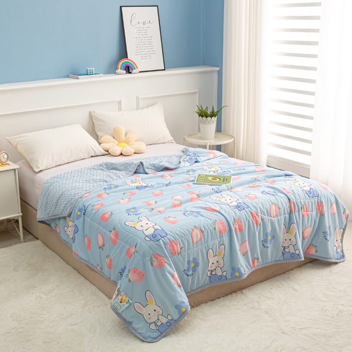 91家纺网 家纺一手货源 找家纺 云家 2023新款豆豆被空调被薄被子夏凉被夏季单人学生宿舍夏被可机洗 凉感丝草莓小兔蓝