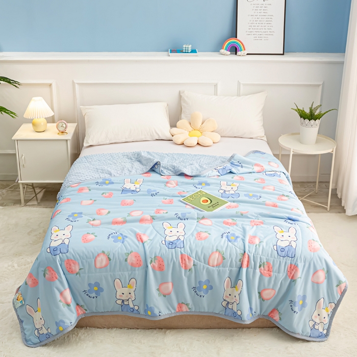 91家纺网 家纺一手货源 找家纺 云家 2023新款豆豆被空调被薄被子夏凉被夏季单人学生宿舍夏被可机洗 凉感丝草莓小兔蓝