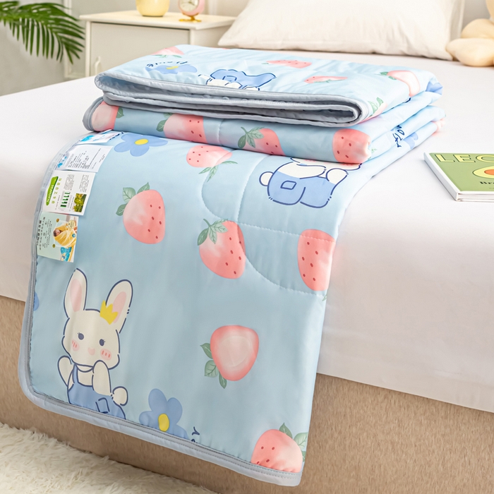 91家纺网 家纺一手货源 找家纺 云家 2023新款豆豆被空调被薄被子夏凉被夏季单人学生宿舍夏被可机洗 凉感丝草莓小兔蓝