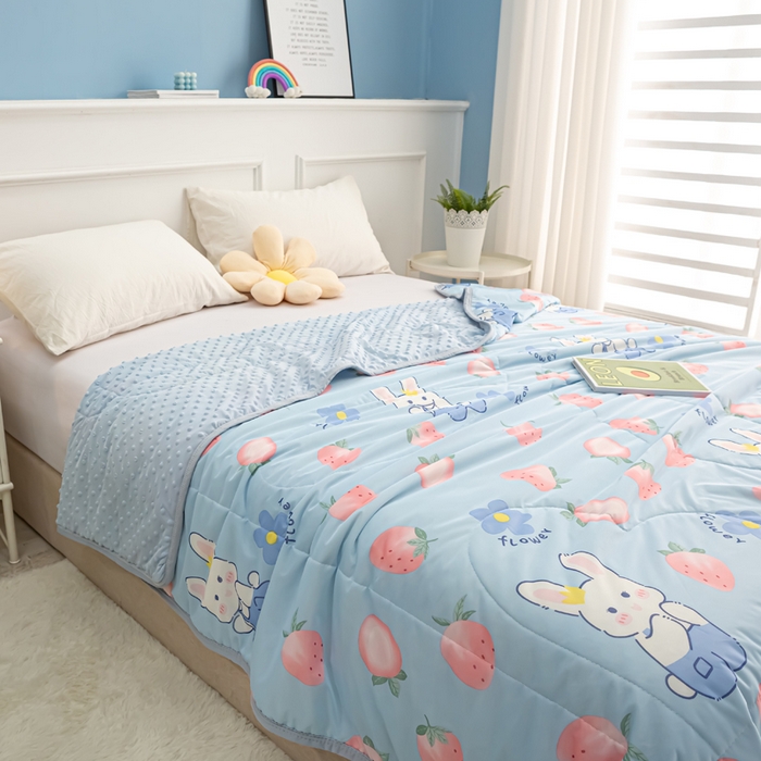 91家纺网 家纺一手货源 找家纺 云家 2023新款豆豆被空调被薄被子夏凉被夏季单人学生宿舍夏被可机洗 凉感丝草莓小兔蓝