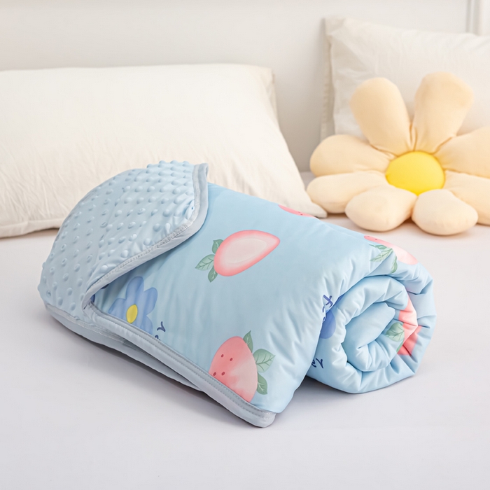 91家纺网 家纺一手货源 找家纺 云家 2023新款豆豆被空调被薄被子夏凉被夏季单人学生宿舍夏被可机洗 凉感丝草莓小兔蓝