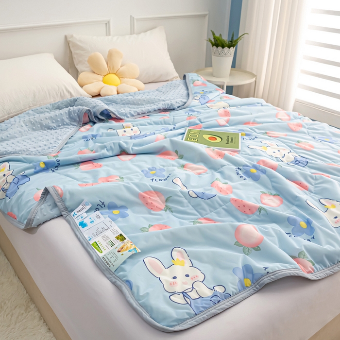 91家纺网 家纺一手货源 找家纺 云家 2023新款豆豆被空调被薄被子夏凉被夏季单人学生宿舍夏被可机洗 凉感丝草莓小兔蓝