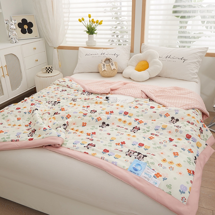 91家纺网 家纺一手货源 找家纺 一米阳光 2023新款凉感丝豆豆款包边夏被 花丛米妮