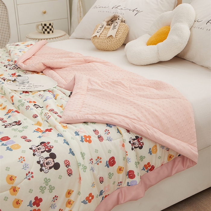 91家纺网 家纺一手货源 找家纺 一米阳光 2023新款凉感丝豆豆款包边夏被 花丛米妮