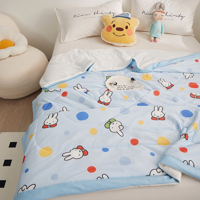 91家纺网 家纺一手货源 找家纺 一米阳光 2023新款凉感丝豆豆款包边夏被 米菲兔蓝