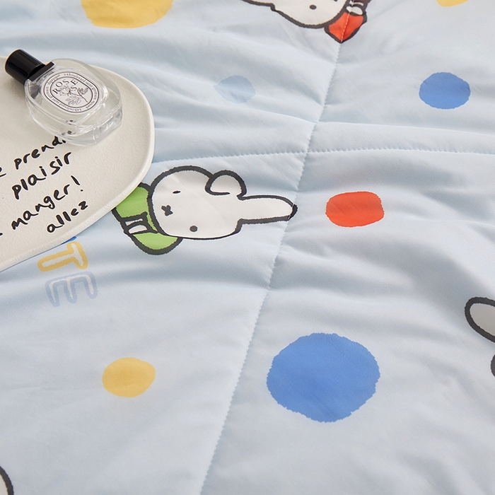 91家纺网 家纺一手货源 找家纺 一米阳光 2023新款凉感丝豆豆款包边夏被 米菲兔蓝