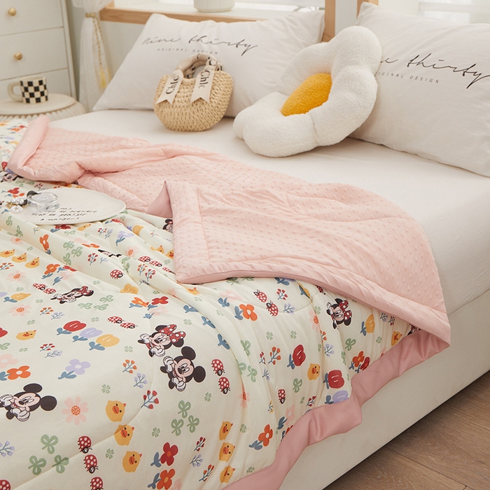 91家纺网 家纺一手货源 找家纺 一米阳光 2023新款凉感丝豆豆款包边夏被 花丛米妮