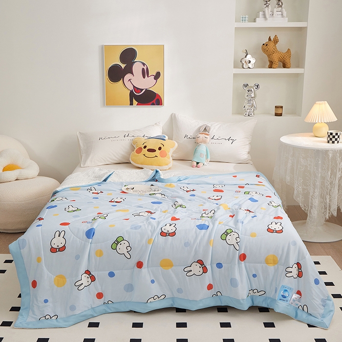 91家纺网 家纺一手货源 找家纺 一米阳光 2023新款凉感丝豆豆款包边夏被 米菲兔蓝