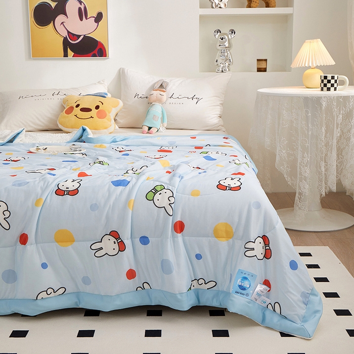 91家纺网 家纺一手货源 找家纺 一米阳光 2023新款凉感丝豆豆款包边夏被 米菲兔蓝