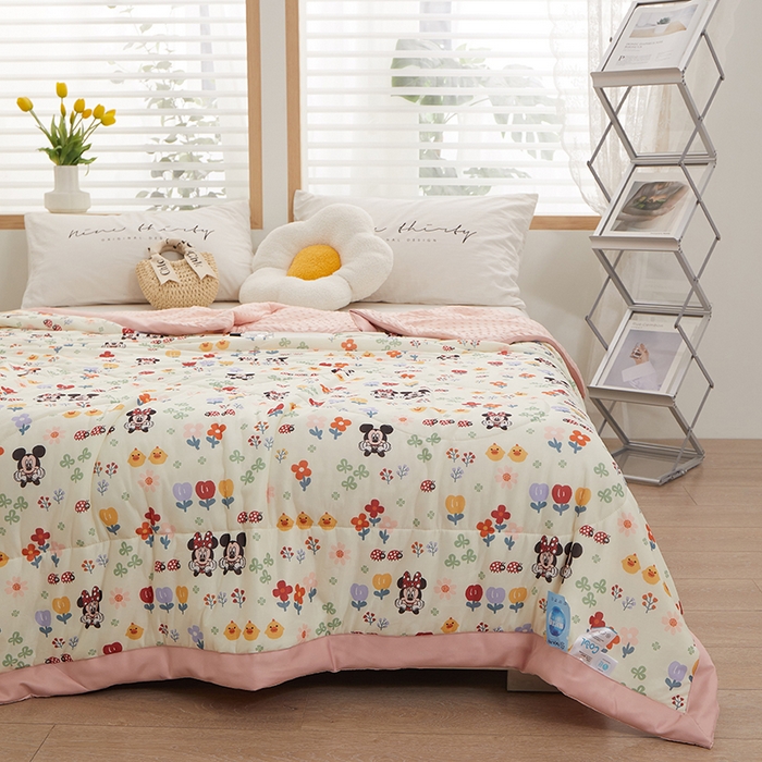 91家纺网 家纺一手货源 找家纺 一米阳光 2023新款凉感丝豆豆款包边夏被 花丛米妮