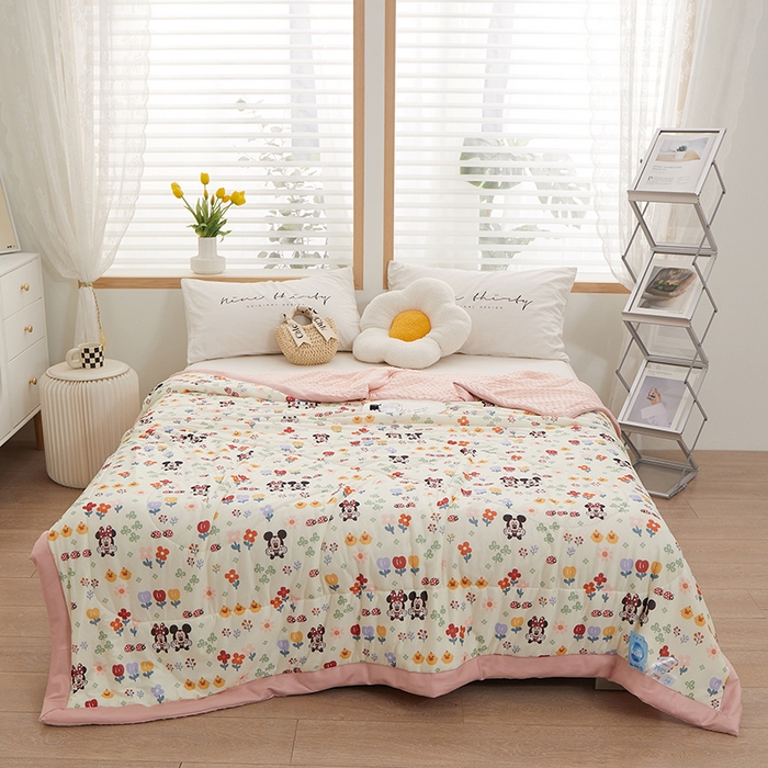 91家纺网 家纺一手货源 找家纺 一米阳光 2023新款凉感丝豆豆款包边夏被 花丛米妮