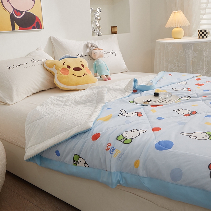 91家纺网 家纺一手货源 找家纺 一米阳光 2023新款凉感丝豆豆款包边夏被 米菲兔蓝