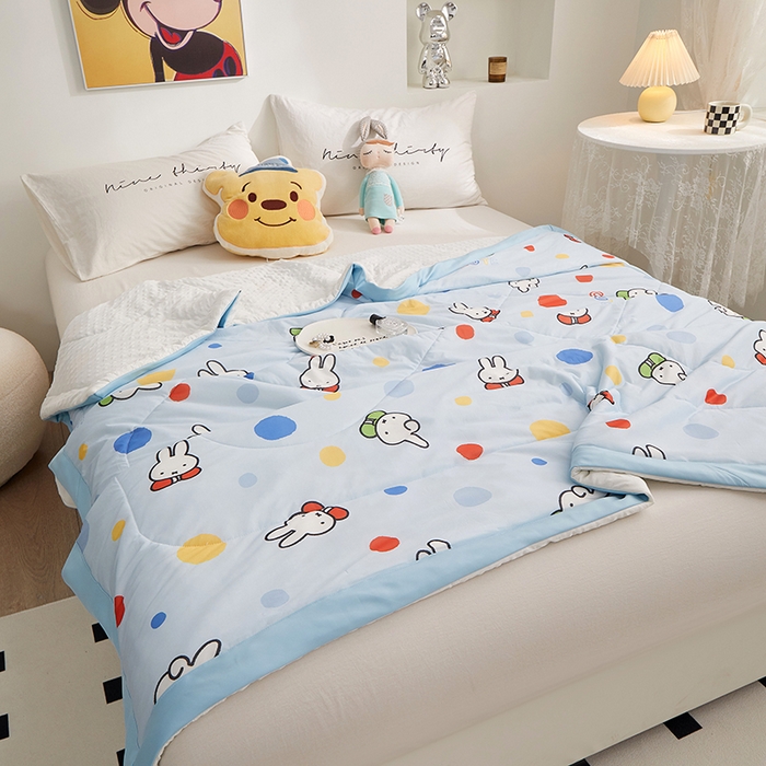 91家纺网 家纺一手货源 找家纺 一米阳光 2023新款凉感丝豆豆款包边夏被 米菲兔蓝