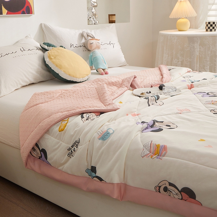 91家纺网 家纺一手货源 找家纺 一米阳光 2023新款凉感丝豆豆款包边夏被 俏皮米妮