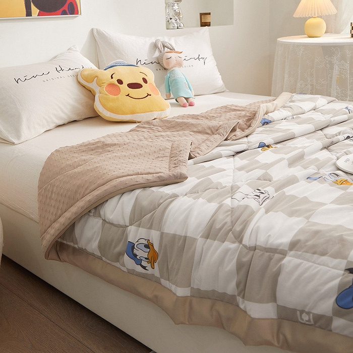 91家纺网 家纺一手货源 找家纺 一米阳光 2023新款凉感丝豆豆款包边夏被 棋盘唐老鸭