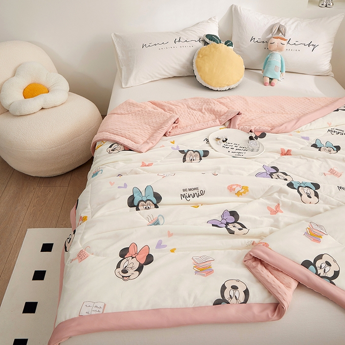 91家纺网 家纺一手货源 找家纺 一米阳光 2023新款凉感丝豆豆款包边夏被 俏皮米妮