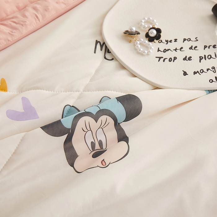 91家纺网 家纺一手货源 找家纺 一米阳光 2023新款凉感丝豆豆款包边夏被 俏皮米妮