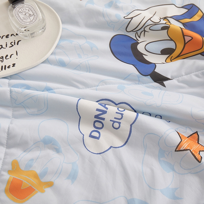 91家纺网 家纺一手货源 找家纺 一米阳光 2023新款凉感丝豆豆款包边夏被 帅气唐老鸭