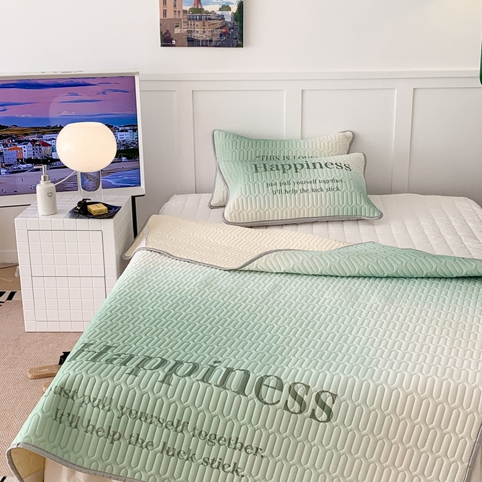 91家纺网 家纺一手货源 找家纺 昔可2023新款ins简约风乳胶凉席 渐变绿字母