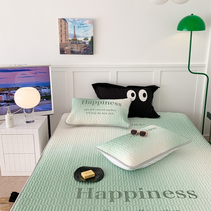 91家纺网 家纺一手货源 找家纺 昔可2023新款ins简约风乳胶凉席 渐变绿字母