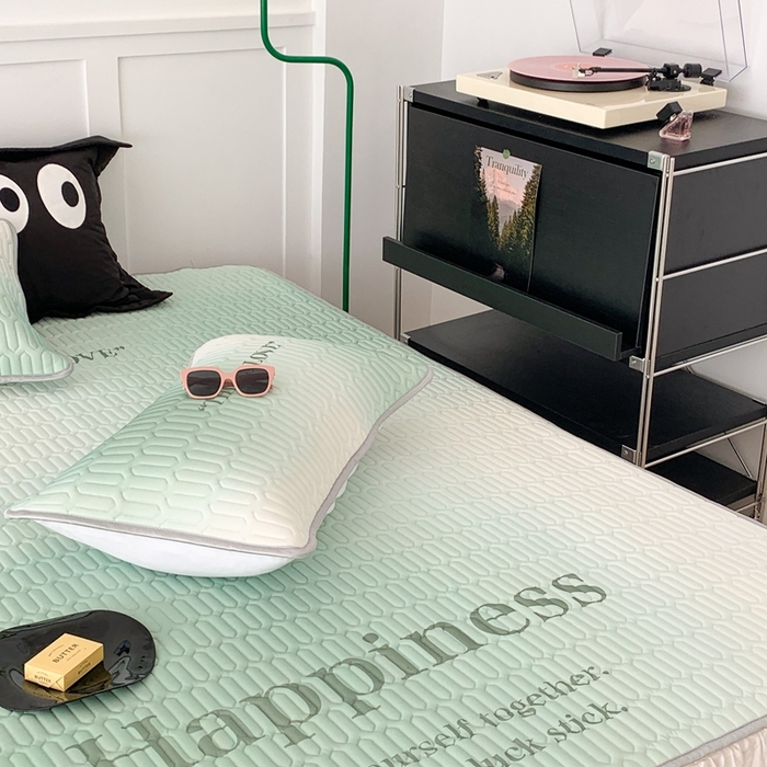 91家纺网 家纺一手货源 找家纺 昔可2023新款ins简约风乳胶凉席 渐变绿字母