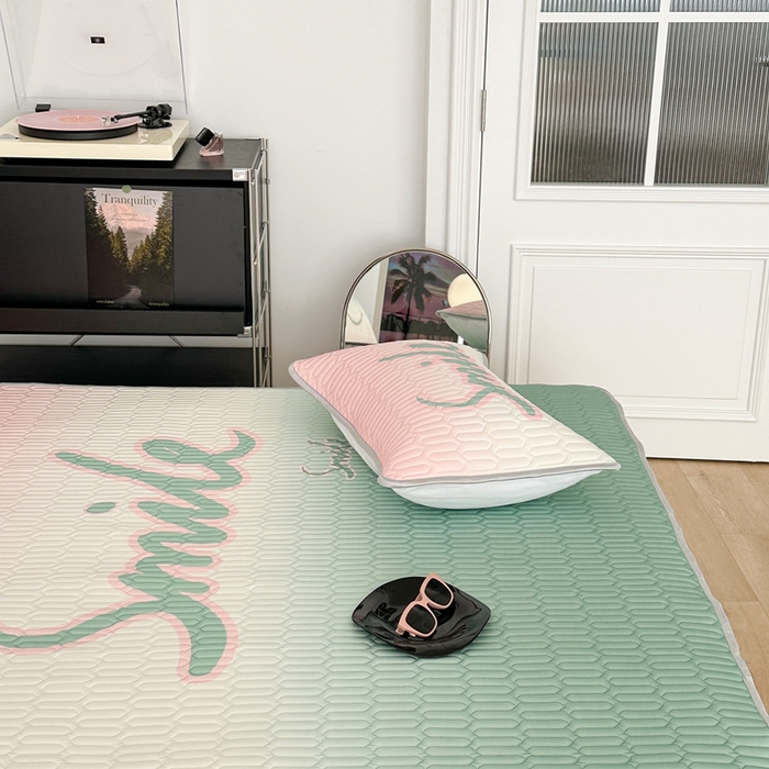 91家纺网 家纺一手货源 找家纺 昔可2023新款ins简约风乳胶凉席 晕染粉绿笑脸