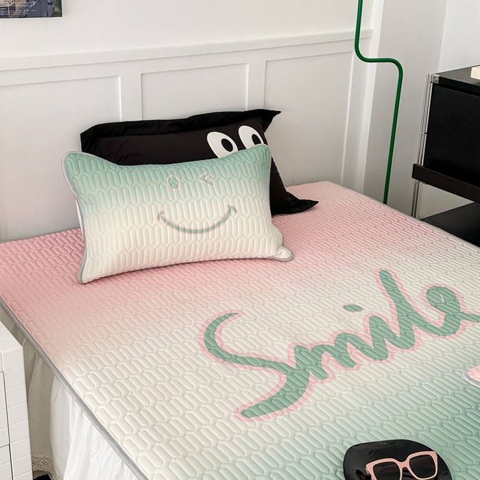 91家纺网 家纺一手货源 找家纺 昔可2023新款ins简约风乳胶凉席 晕染粉绿笑脸