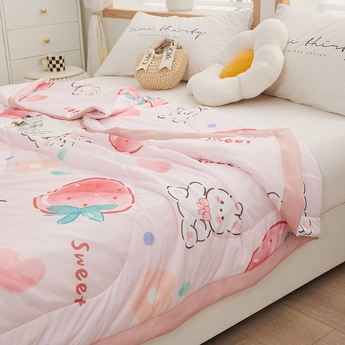 91家纺网 家纺一手货源 找家纺 一米阳光 2023新款凉感丝包边款夏被 草莓兔