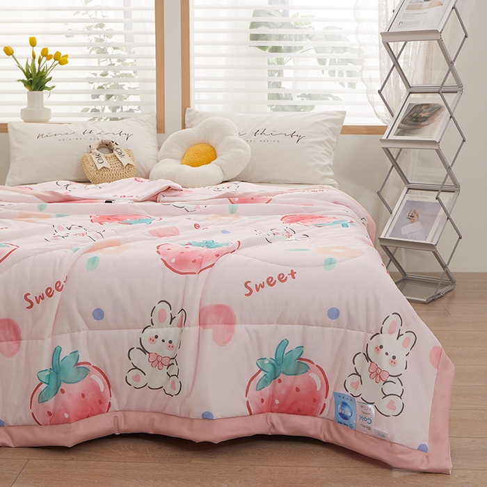 91家纺网 家纺一手货源 找家纺 一米阳光 2023新款凉感丝包边款夏被 草莓兔