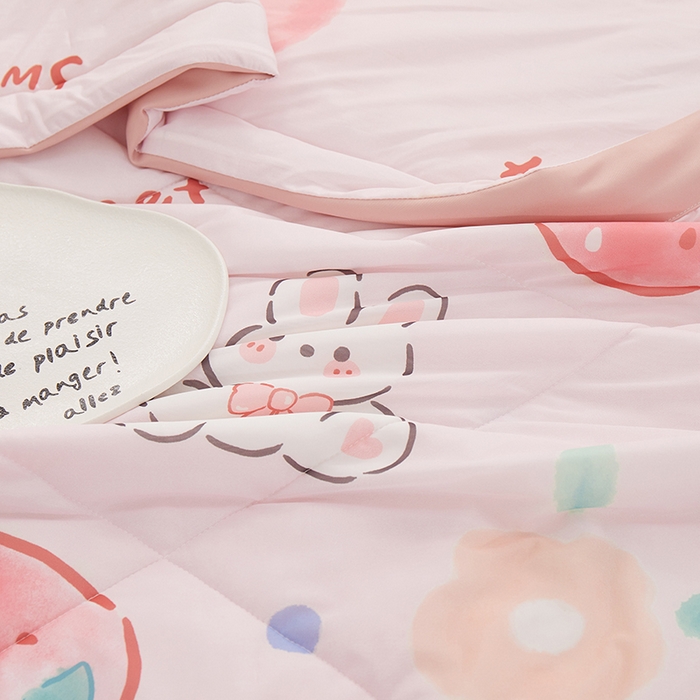 91家纺网 家纺一手货源 找家纺 一米阳光 2023新款凉感丝包边款夏被 草莓兔