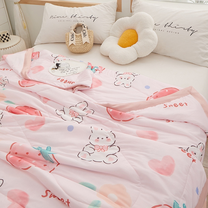 91家纺网 家纺一手货源 找家纺 一米阳光 2023新款凉感丝包边款夏被 草莓兔