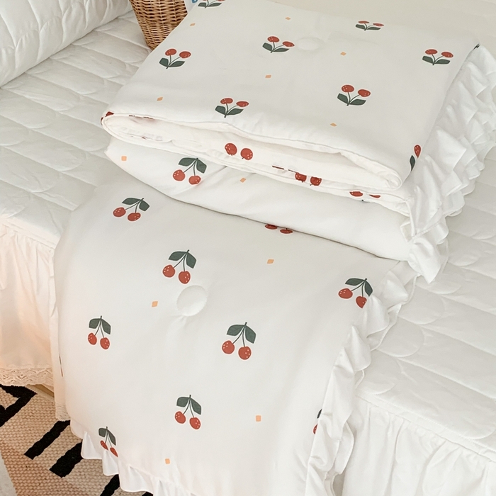 91家纺网 家纺一手货源 找家纺 昔可家纺2023新款花边款云柔针织大豆夏被 红了樱桃