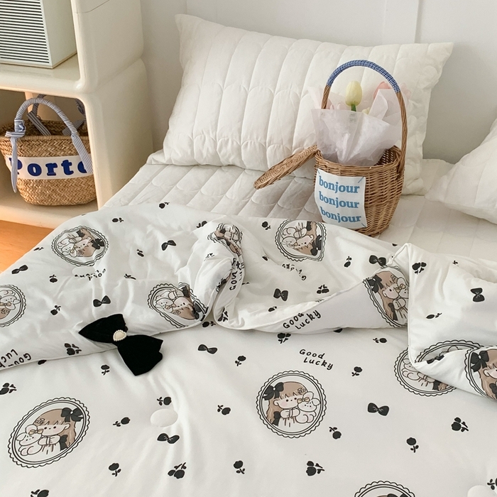 91家纺网 家纺一手货源 找家纺 昔可家纺2023新款花边款云柔针织大豆夏被 黑花女孩