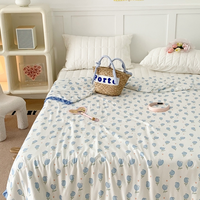 91家纺网 家纺一手货源 找家纺 昔可家纺2023新款花边款云柔针织大豆夏被 蓝色郁金香