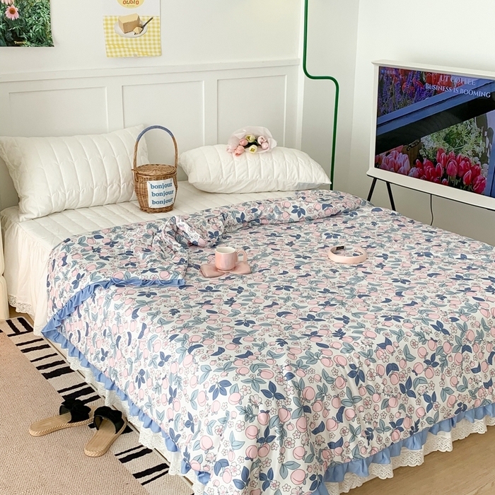 91家纺网 家纺一手货源 找家纺 昔可家纺2023新款花边款云柔针织大豆夏被 蜜桃花花