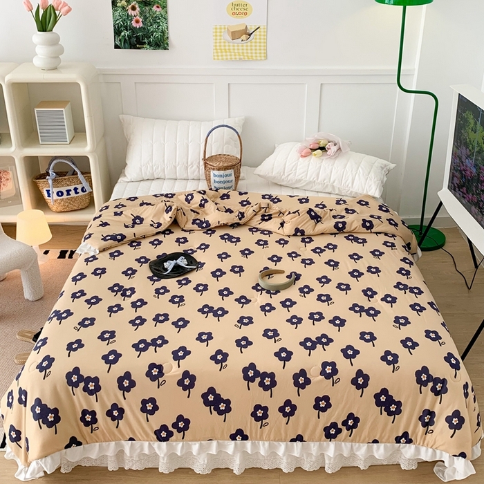 91家纺网 家纺一手货源 找家纺 昔可家纺2023新款花边款云柔针织大豆夏被 山野莫奈