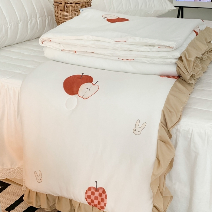 91家纺网 家纺一手货源 找家纺 昔可家纺2023新款花边款云柔针织大豆夏被 苹果小兔