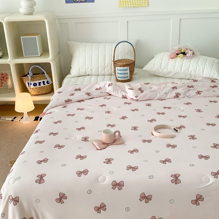 91家纺网 家纺一手货源 找家纺 昔可家纺2023新款花边款云柔针织大豆夏被 小熊蝴蝶结粉