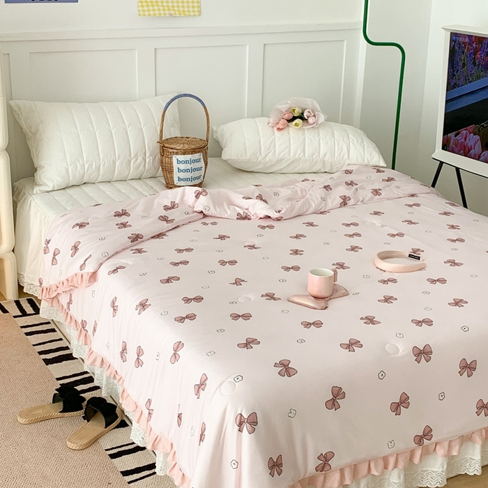 91家纺网 家纺一手货源 找家纺 昔可家纺2023新款花边款云柔针织大豆夏被 小熊蝴蝶结粉