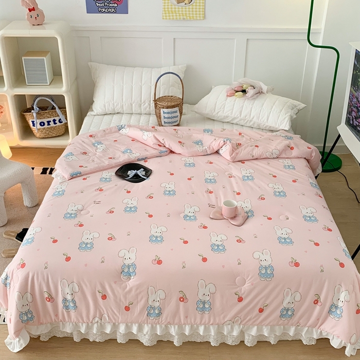 91家纺网 家纺一手货源 找家纺 昔可家纺2023新款花边款云柔针织大豆夏被 樱桃兔几