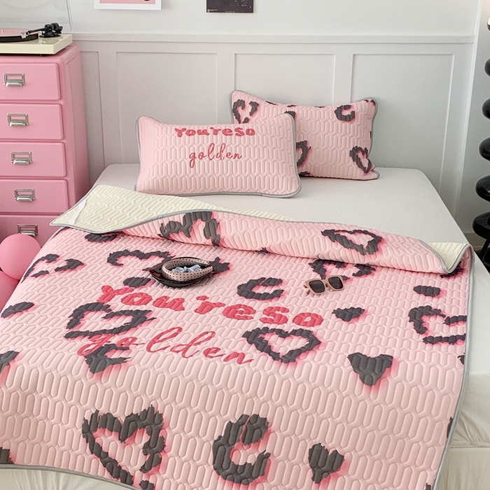 91家纺网 家纺一手货源 找家纺 昔可家纺2023新款甜酷黑粉系列乳胶凉席 爱心豹纹